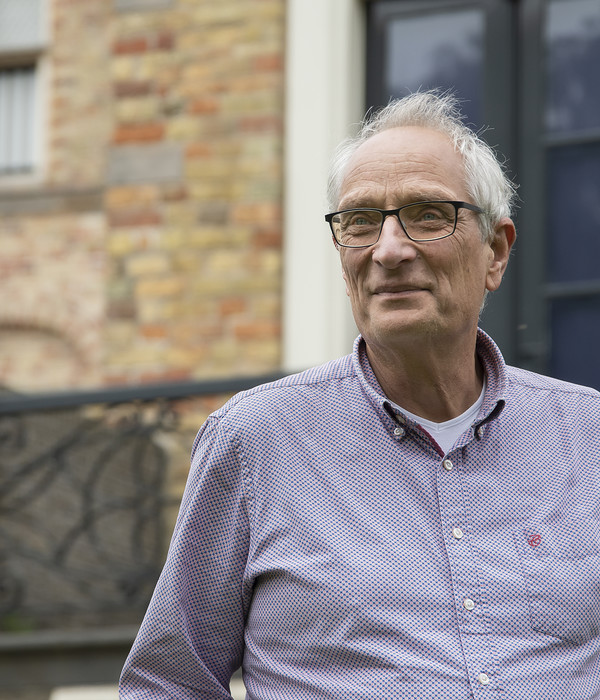 Foto van Freark Huismans op het bordes van het Martenahuis.