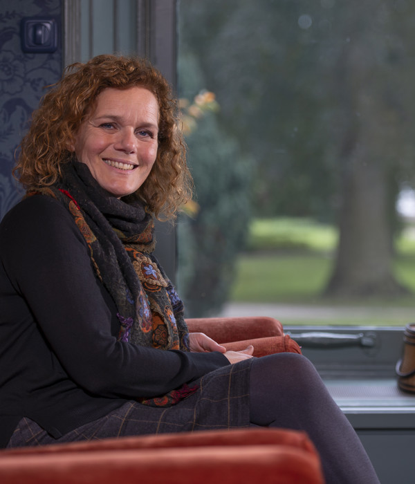 Foto van Manon Borst in de aaikamer.