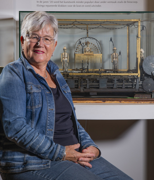 Foto van Joke Brijker in de Mechanische Meesterwerken zaal.