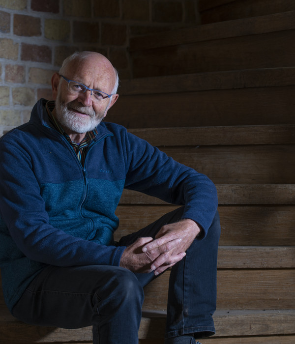 Foto van vrijwilliger Jelle Hoekstra, zittend op de trap naar de toren.