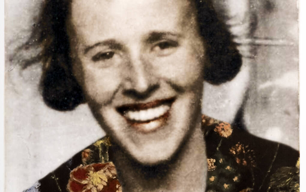 Op de foto zien we een ingetekende foto van Caroline Bramson, vrouw van Jacob Bramson, oprichter van de Kibboets in Franeker. Ze lacht breeduit.