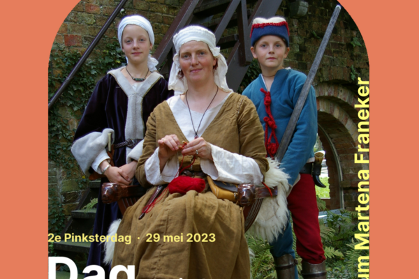 Tweede Pinksterdag is het de Dag van Het Kasteel in Museum Martena. Op de foto zie je de Ridders van Friesland in de Martenatuin.