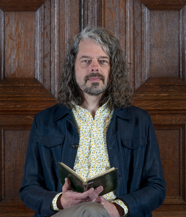 Portret van conservator Josse Pietersma op de zolder van Museum Martena.
