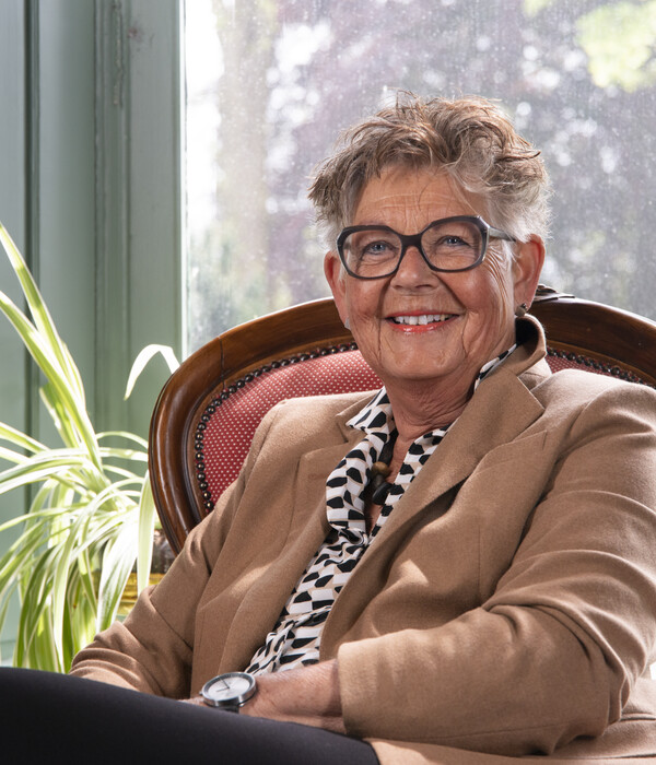 Portret van Gerrie Marra in de Tuinkamer.