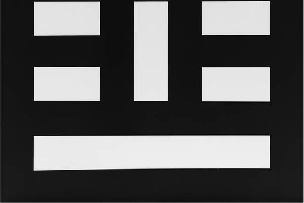 Vormgegeven poster voor de nieuwe tentoonstelling van Bowe Roodbergen met zwart en witte kleuren en een abstracte, minimalistische stijl.