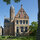 Close-up van het bordes van Museum Martena met de toren die belicht wordt door de zon.