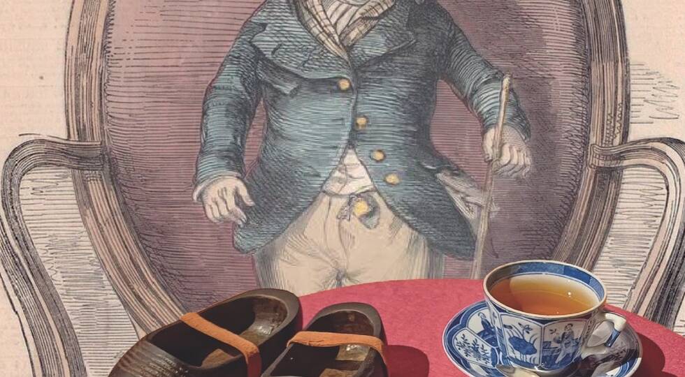 Jan Hannema in zijn stoel met een kopje thee, zijn klompjes en de Admiraal Tom Pouce