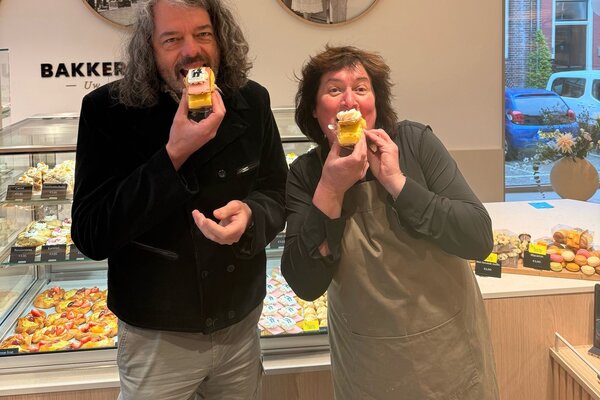 Josse Pietersma en bakkersvrouw Siesling proeven de Admiraal Tom Pouce