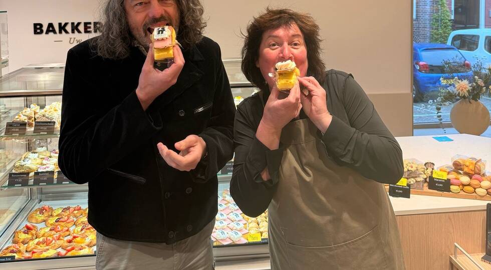 Josse Pietersma en bakkersvrouw Siesling proeven de Admiraal Tom Pouce