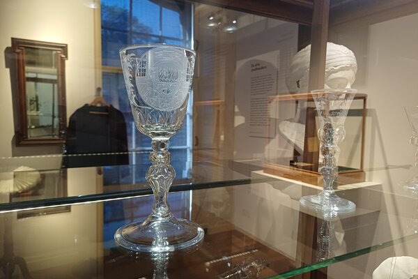 Museum Martena toost met 18e-eeuws gelegenheidsglas op Franeker studenten