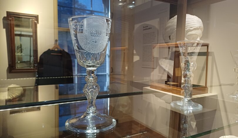 Museum Martena toost met 18e-eeuws gelegenheidsglas op Franeker studenten